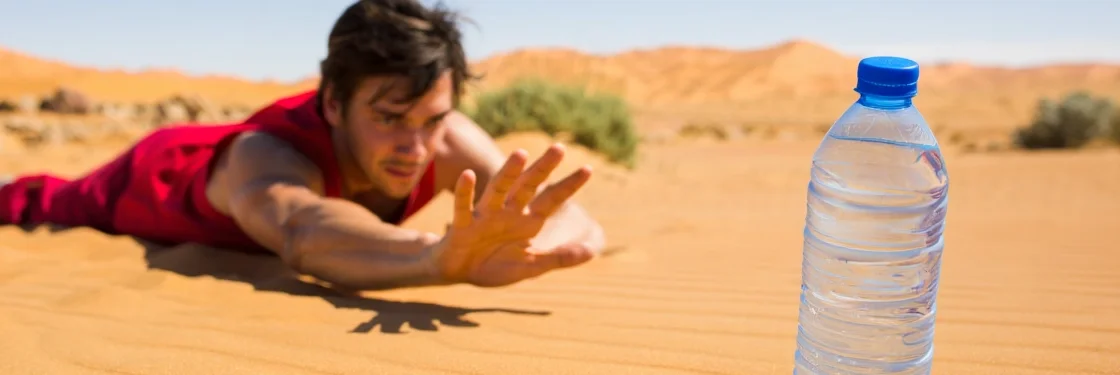 Мужчина в состянии обезвоживания в сильную жару